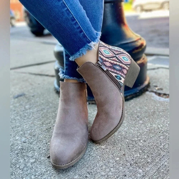 Corkys Prevail Pink Aztec Booties - Size 9 New - Picture 1 of 6